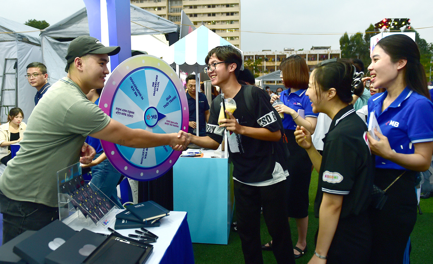 Nam sinh viên đã quay vào ô nhận nhiều yêu thương. Ảnh: Xuân Tùng