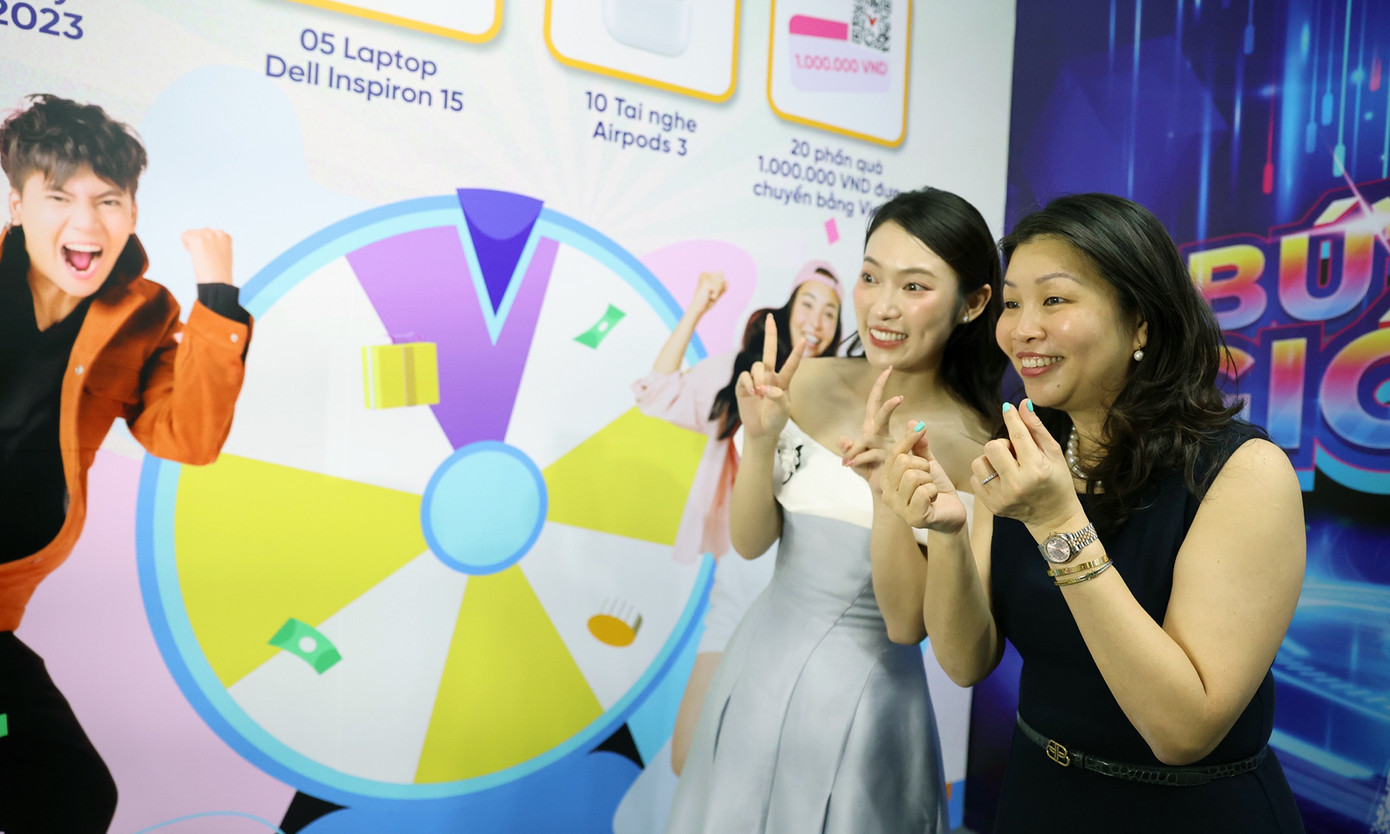 Chia sẻ tại chương trình, Khánh Vy bày tỏ trân trọng khi được Ban Tổ chức Ngày Thẻ Việt Nam 2023 tín nhiệm mời làm Đại sứ hình ảnh của chương trình. "Mỗi năm tham dự, đồng hành với chương trình, tôi đều cảm thấy choáng ngợp vì quy mô của chương trình, từ sân khấu đến các gian hàng", Khánh Vy nói. (Trong ảnh, Khánh Vy trải nghiệm chụp ảnh tại gian hàng NAPAS).