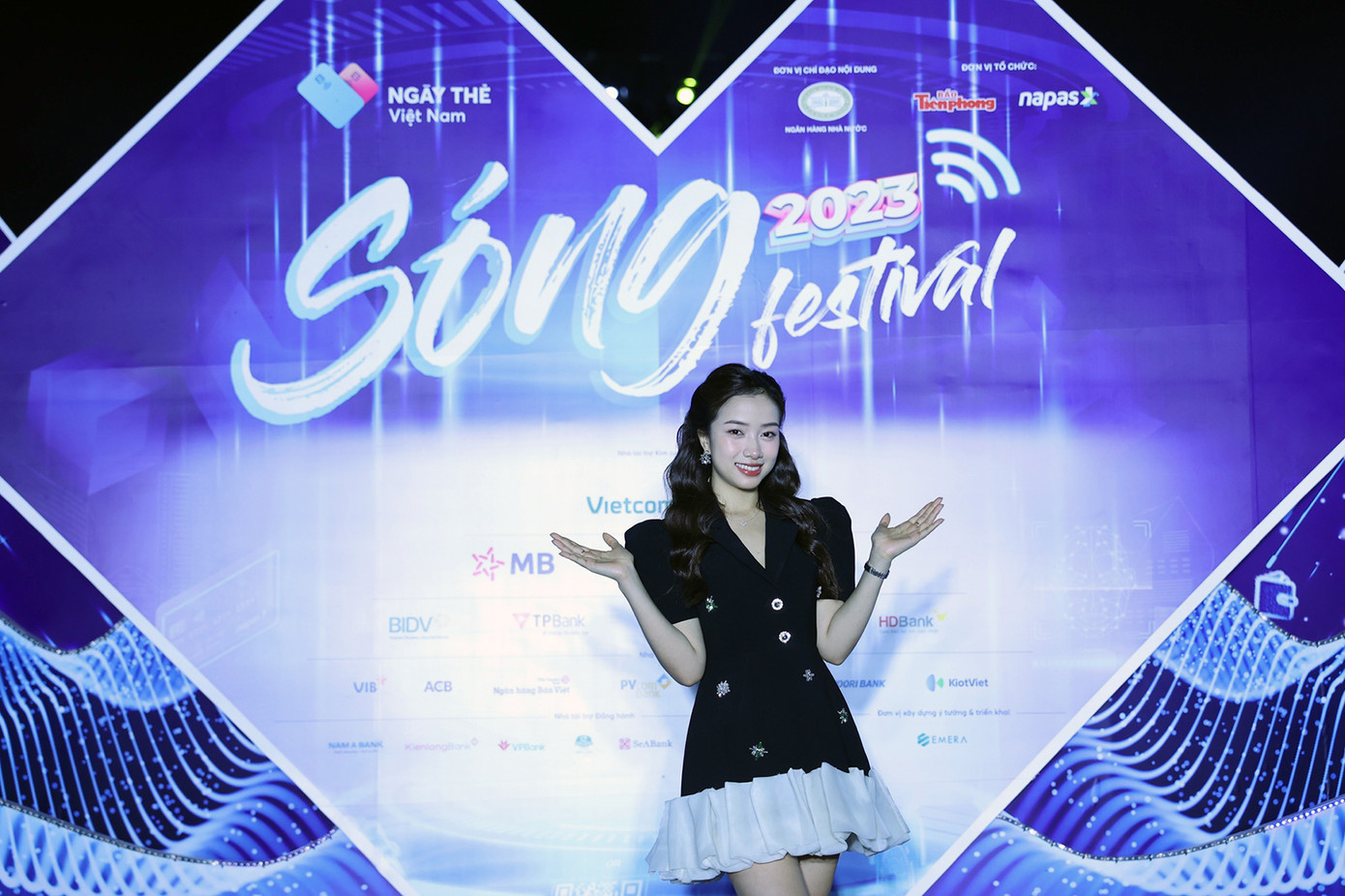 Lễ hội mua sắm 'Sóng Festival' gồm nhiều hoạt động như: Trải nghiệm công nghệ thanh toán không dùng tiền mặt tại tất cả gian hàng; trình diễn công nghệ thanh toán thẻ ngân hàng hiện đại và tiên tiến nhất; biểu diễn nghệ thuật của các ban nhạc, ca sĩ được giới trẻ yêu thích. Ảnh: Trọng Tài