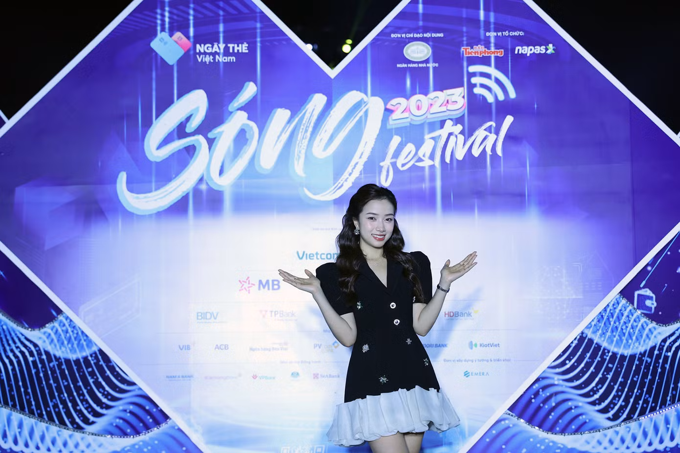 Lễ hội mua sắm 'Sóng Festival' gồm nhiều hoạt động như: Trải nghiệm công nghệ thanh toán không dùng tiền mặt tại tất cả gian hàng; trình diễn công nghệ thanh toán thẻ ngân hàng hiện đại và tiên tiến nhất; biểu diễn nghệ thuật của các ban nhạc, ca sĩ được giới trẻ yêu thích. Ảnh: Trọng Tài