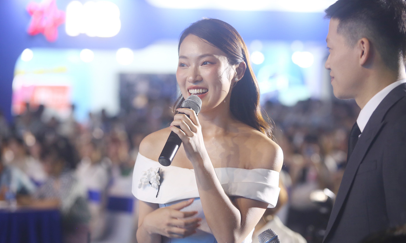 Với vai trò Đại sứ hình ảnh Ngày Thẻ Việt Nam, nữ MC truyền hình Khánh Vy tham dự lễ khai mạc 'Sóng Festival 2023'. Đây là lần thứ hai liên tiếp, Khánh Vy đồng hành cùng 'Sóng Festival' - Ngày Thẻ Việt Nam.