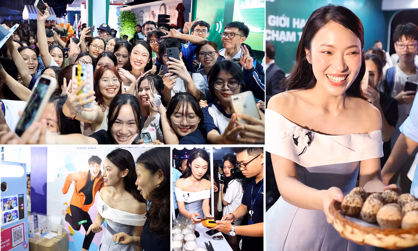 Xuất hiện tại chương trình, Khánh Vy đã thu hút sự quan tâm của đông đảo các bạn trẻ, sinh viên. Không chỉ giao lưu, tham gia trải nghiệm các hoạt động tại sự kiện, nữ MC truyền hình này còn cùng chụp ảnh với các bạn sinh viên.