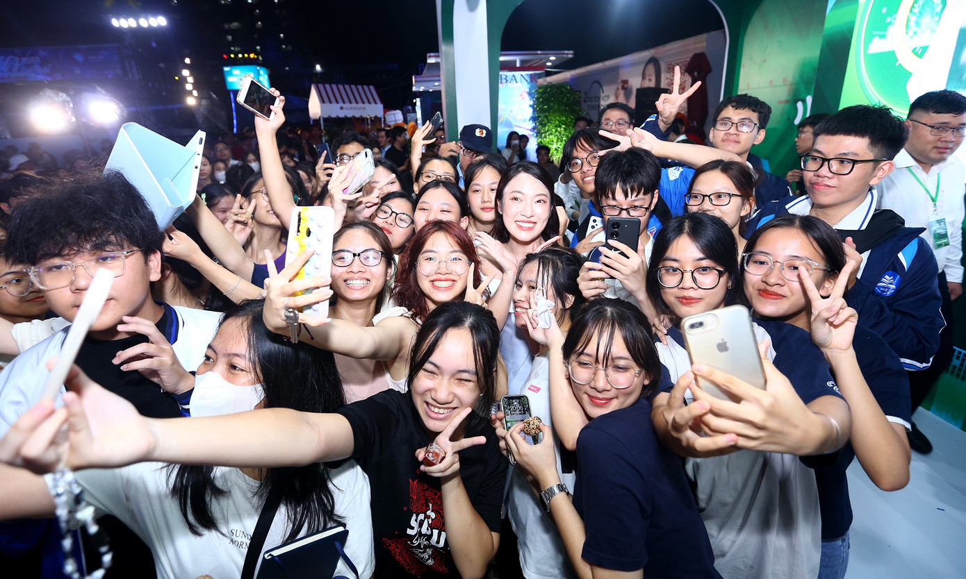 Tại sự kiện, Ban Tổ chức dành tặng 10.000 phần quà 50.000 đồng vào tài khoản bằng việc quét mã QR. Để nhận quà, khách hàng chỉ cần đăng ký thông tin qua website hoặc đăng ký trực tiếp tại 'Sóng Festival'.