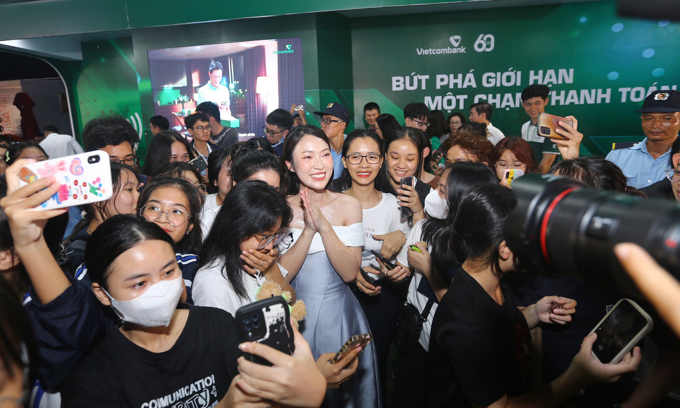 Đông đảo các bạn trẻ, sinh viên vây kín cùng Đại sứ Ngày Thẻ Việt Nam 2023 Khánh Vy.