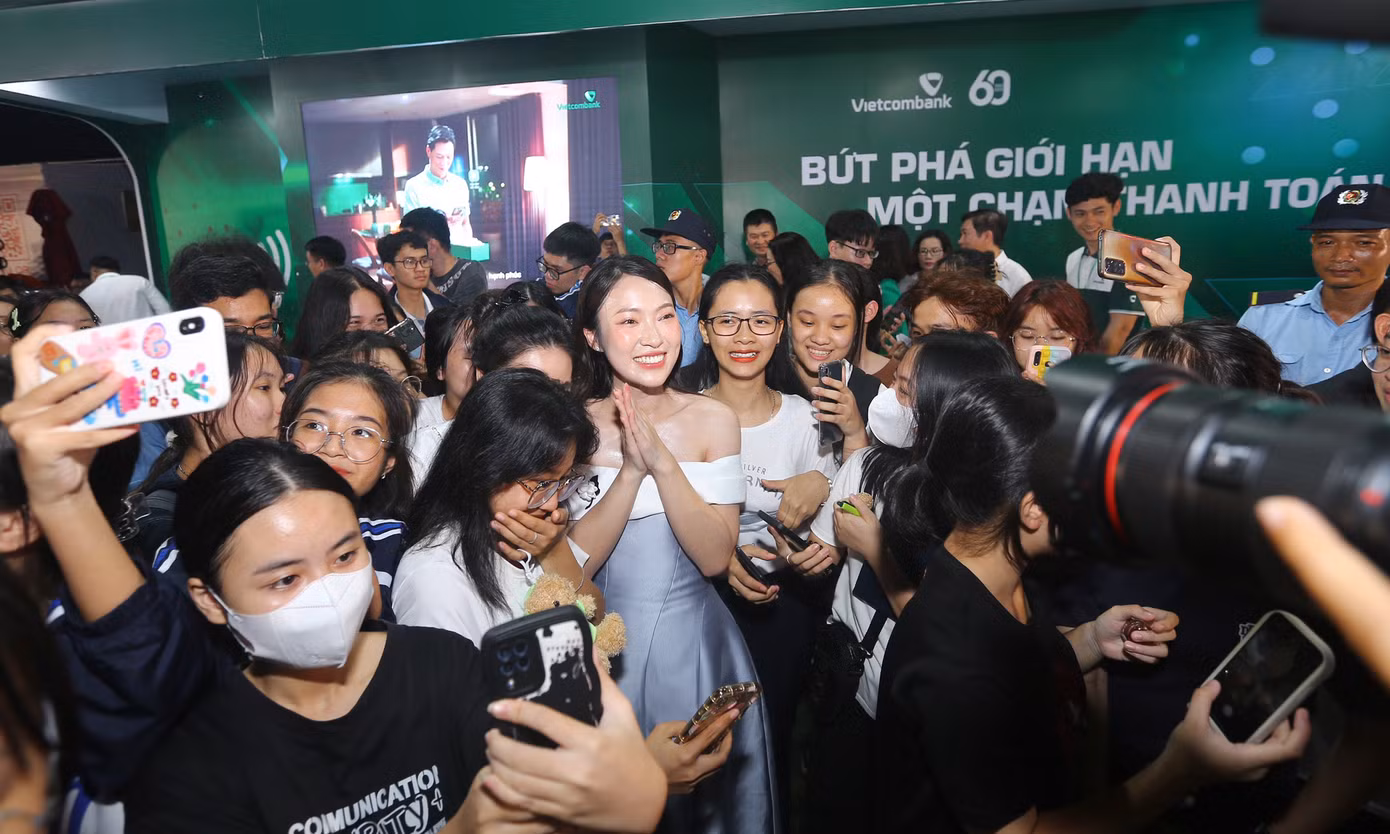 Đông đảo các bạn trẻ, sinh viên vây kín cùng Đại sứ Ngày Thẻ Việt Nam 2023 Khánh Vy.