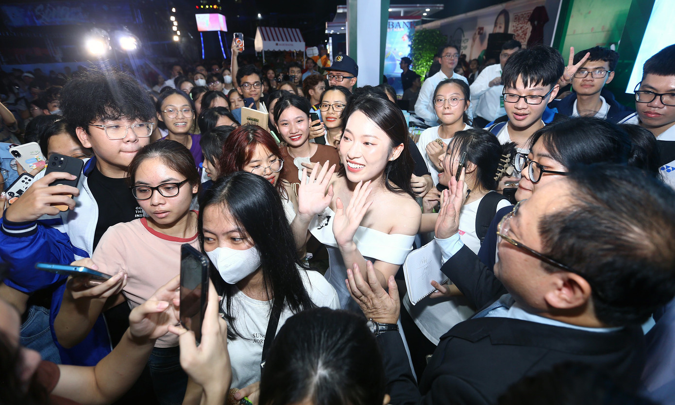 Bên cạnh trải nghiệm tại các gian hàng, 'Sóng Festival' là nơi để giới trẻ gặp gỡ với các nghệ sĩ nổi tiếng như Hoàng Dũng, Hà Myo, Ngô Lan Hương, Kiên Trịnh cùng các ban nhạc được yêu thích: Chillies, Da LAB...