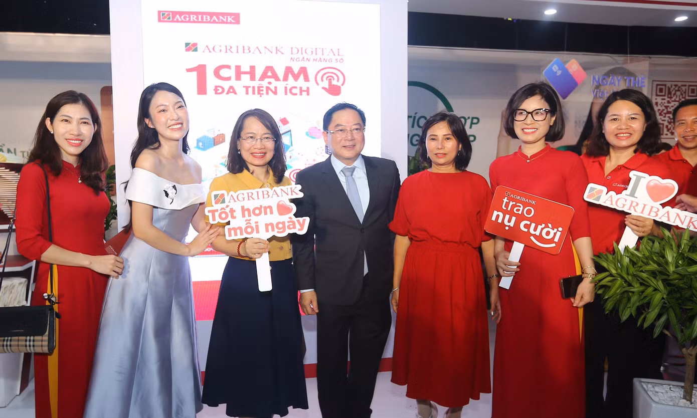 Khánh Vy tâm đắc với chủ đề 'Sóng Festival' - Ngày Thẻ Việt Nam 2023 là "Bứt phá giới hạn" để truyền cảm hứng, động lực để người dân, nhất là các bạn trẻ hình thành thói quen thanh toán không tiền mặt; đồng thời ứng dụng tối đa sức mạnh của công nghệ để tạo sự bứt phá góp phần vào công cuộc chuyển đổi số của quốc gia trên nhiều lĩnh vực. Khánh Vy tin rằng, trong mỗi bạn trẻ đều có nội lực, chỉ cần thêm một chút cố gắng sẽ hoàn toàn có thể bứt phá.