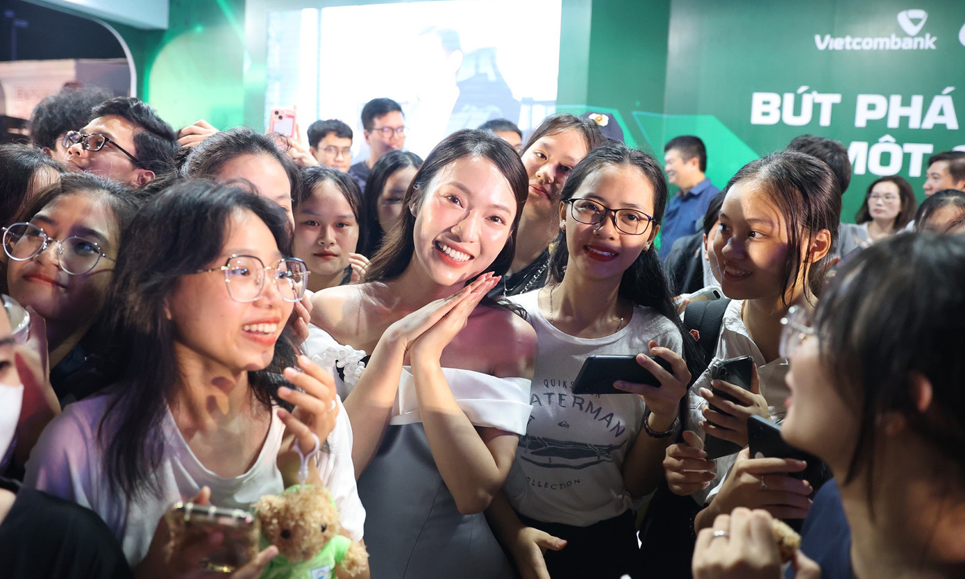 Sóng Festival sẽ diễn ra trong 3 ngày (17h30 - 21h30 ngày 6/10; 8h30 - 21h30 ngày 7/10; 8h30 - 17h ngày 8/10), với nhiều hoạt động như: trải nghiệm công nghệ thanh toán không dùng tiền mặt tại 100% gian hàng, trình diễn công nghệ thanh toán thẻ ngân hàng hiện đại và tiên tiến nhất, xen kẽ là hoạt động biểu diễn nghệ thuật của các ban nhạc, ca sĩ trẻ Việt Nam được giới trẻ yêu thích.