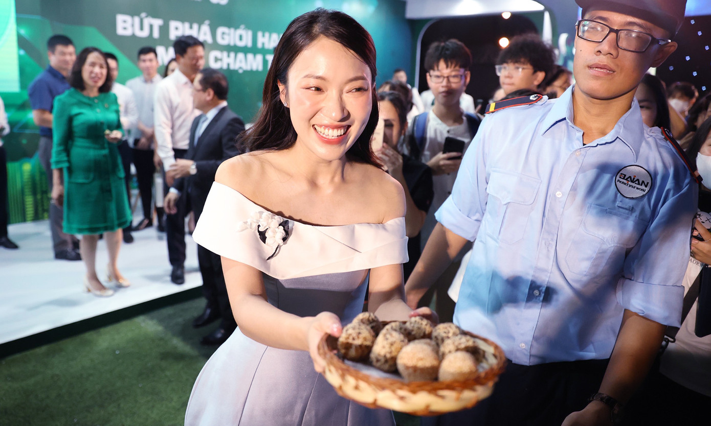 Nữ MC truyền hình Khánh Vy mời các bạn trẻ thưởng thức món bánh tại chương trình.