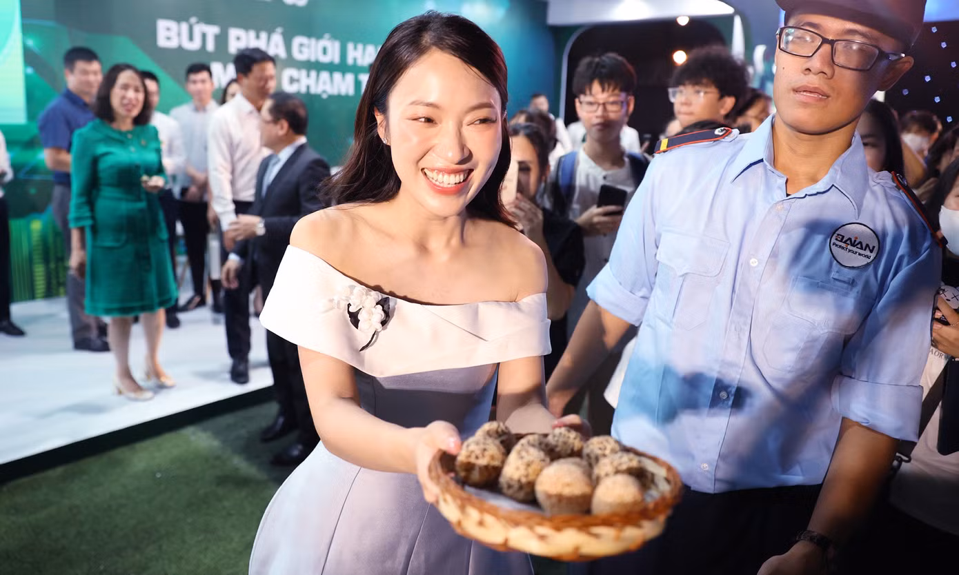 Nữ MC truyền hình Khánh Vy mời các bạn trẻ thưởng thức món bánh tại chương trình.