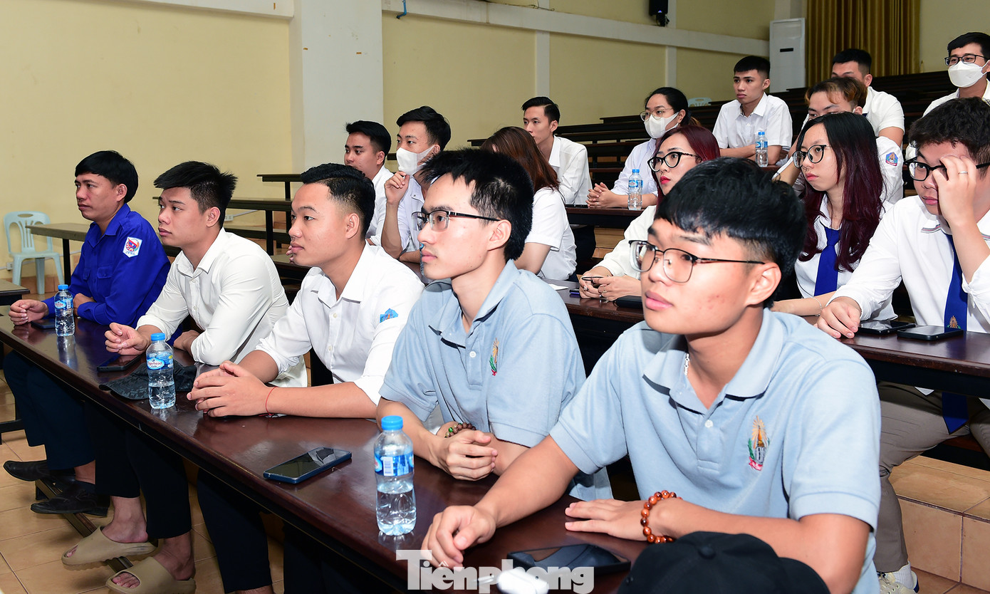 Đoàn đại biểu thanh niên Việt Nam giao lưu với sinh viên Việt Nam đang học tập tại ĐHQG Lào. Ảnh: Xuân Tùng