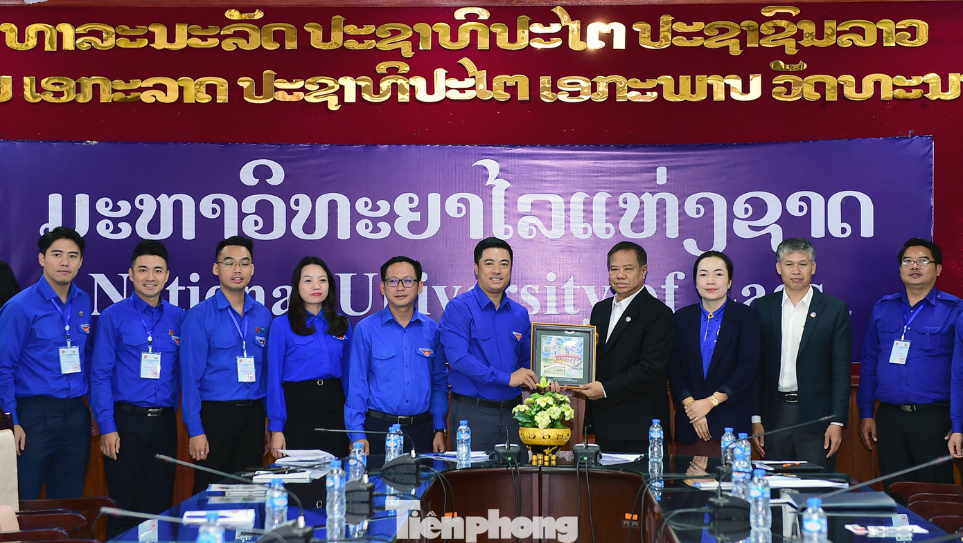 Trưởng đoàn đại biểu thanh niên Việt Nam Trần Văn Đông tặng quà PGS.TS Oudom Phonekhampheng. Ảnh: Xuân Tùng