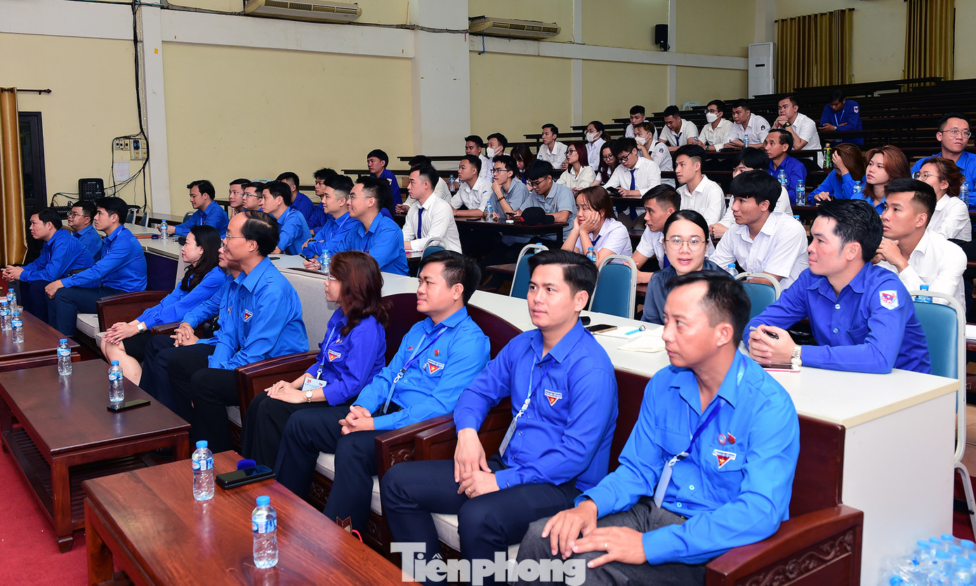 Đoàn đại biểu thanh niên Việt Nam giao lưu với sinh viên Việt Nam đang học tập tại ĐHQG Lào. Ảnh: Xuân Tùng