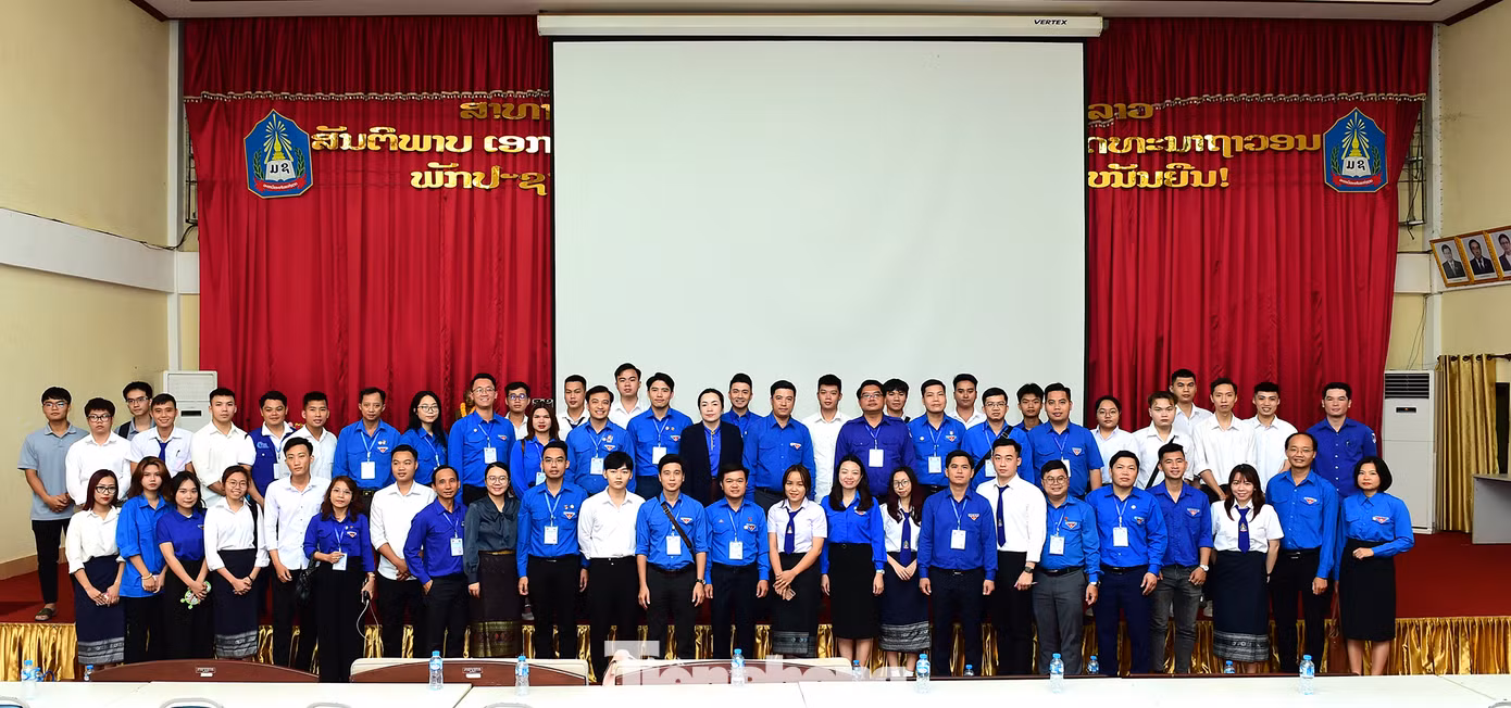 Đoàn đại biểu và sinh viên Việt Nam chụp ảnh lưu niệm. Ảnh: Xuân Tùng Đoàn đại biểu và sinh viên Việt Nam chụp ảnh lưu niệm. Ảnh: Xuân Tùng