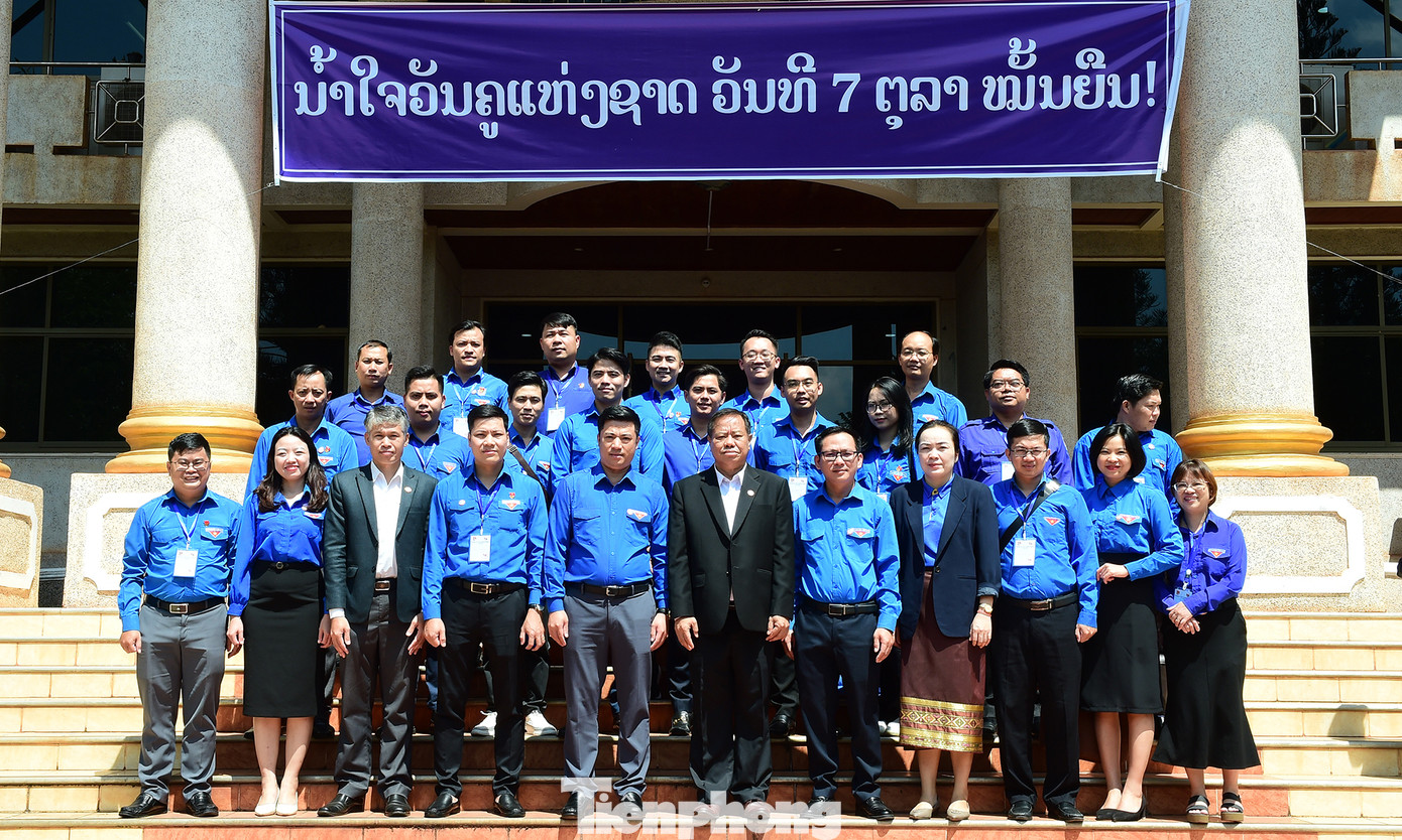 Đoàn đại biểu thanh niên Việt Nam, thanh niên Lào và lãnh đạo ĐHQG Lào chụp ảnh lưu niệm. Ảnh: Xuân Tùng