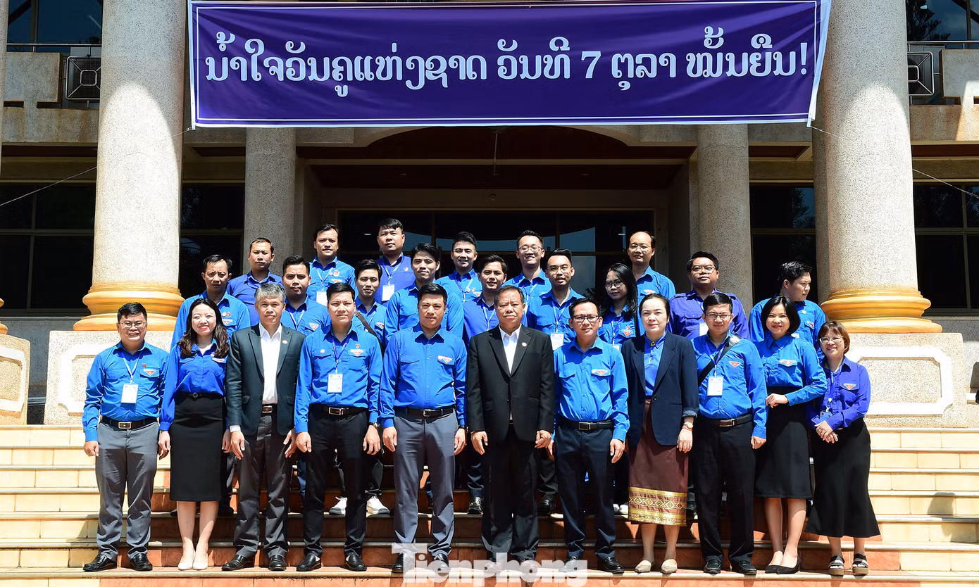 Đoàn đại biểu thanh niên Việt Nam, thanh niên Lào và lãnh đạo ĐHQG Lào chụp ảnh lưu niệm. Ảnh: Xuân Tùng Đoàn đại biểu thanh niên Việt Nam, thanh niên Lào và lãnh đạo ĐHQG Lào chụp ảnh lưu niệm. Ảnh: Xuân Tùng