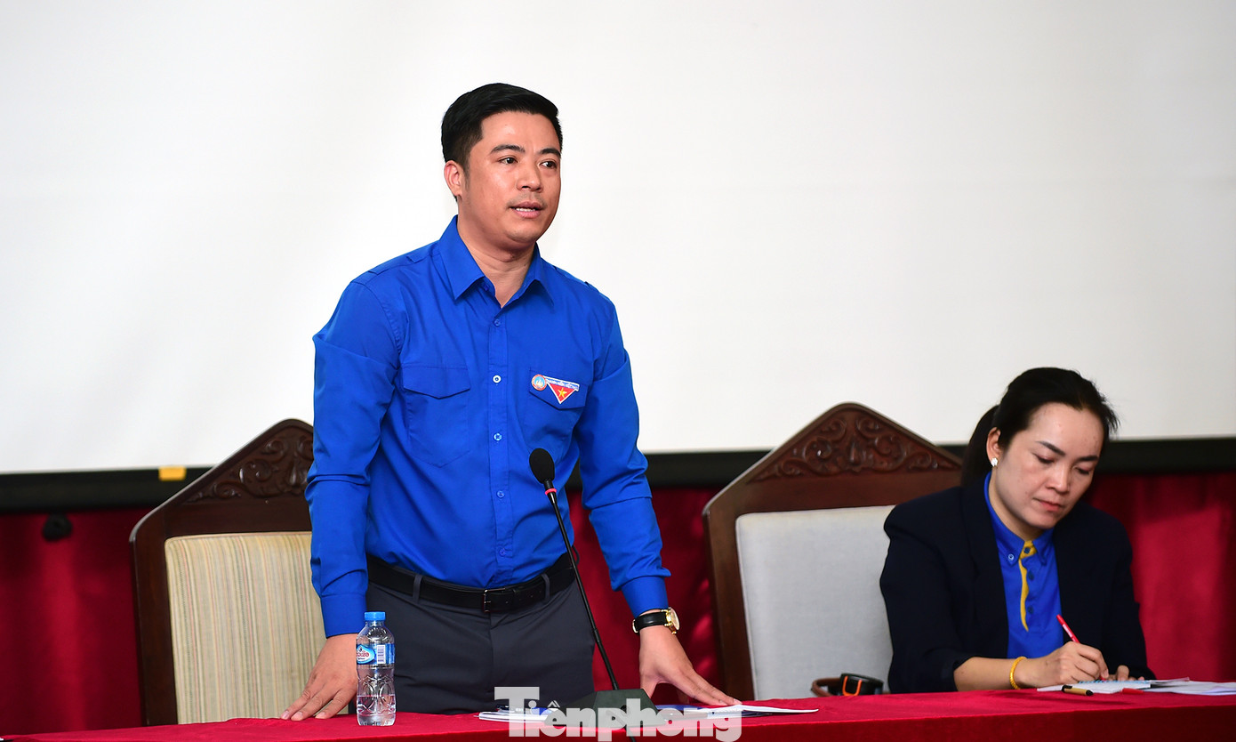 Anh Trần Văn Đông phát biểu tại buổi giao lưu. Ảnh: Xuân Tùng