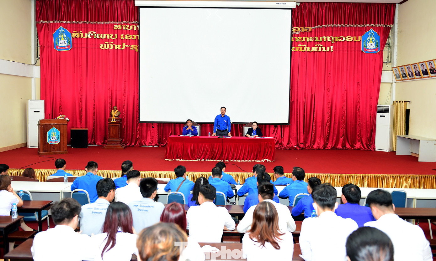 Đoàn đại biểu thanh niên Việt Nam giao lưu với sinh viên Việt Nam đang học tập tại ĐHQG Lào. Ảnh: Xuân Tùng