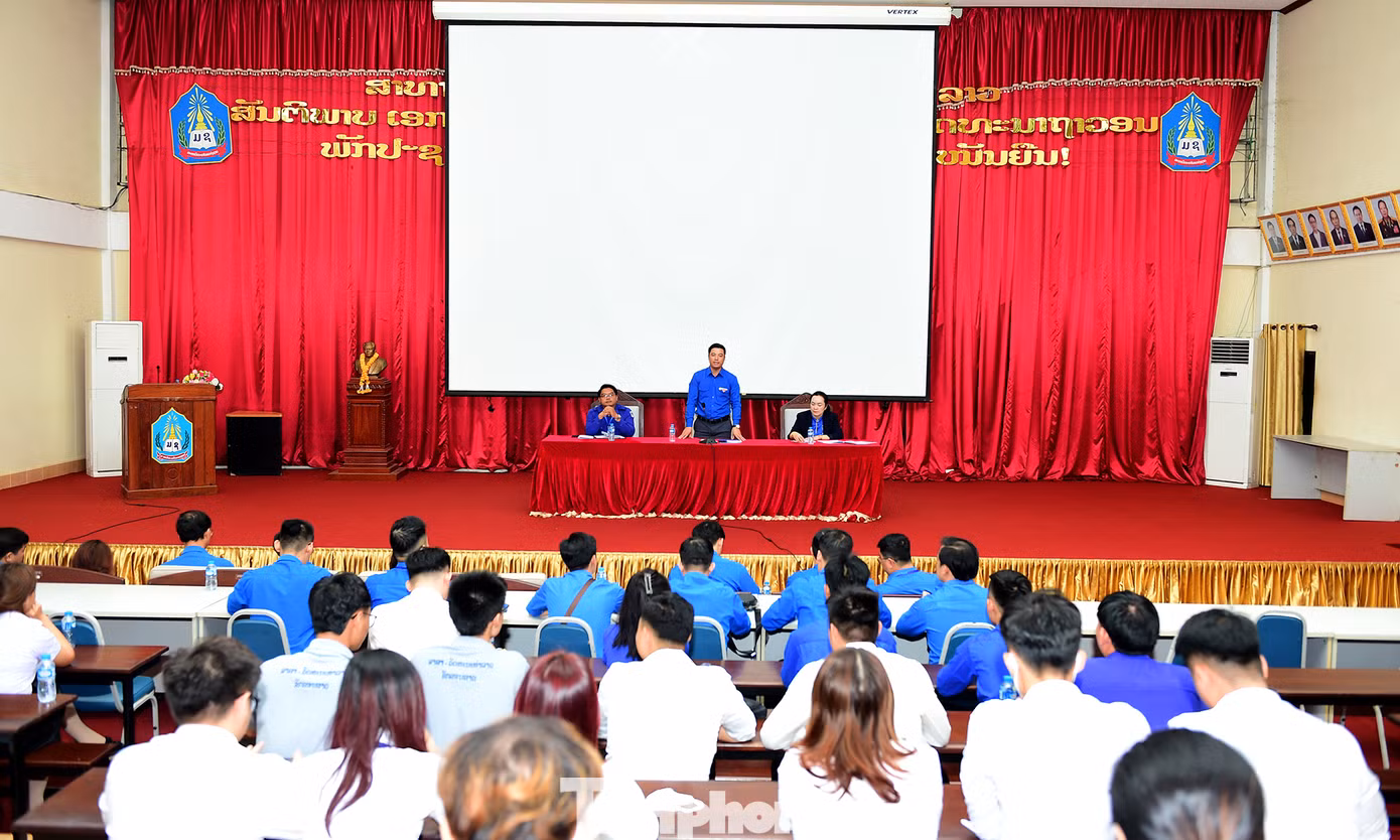 Đoàn đại biểu thanh niên Việt Nam giao lưu với sinh viên Việt Nam đang học tập tại ĐHQG Lào. Ảnh: Xuân Tùng Đoàn đại biểu thanh niên Việt Nam giao lưu với sinh viên Việt Nam đang học tập tại ĐHQG Lào. Ảnh: Xuân Tùng