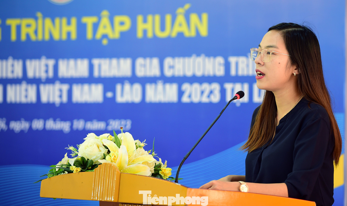 Chị Trần Hoài Minh trao đổi thông tin tại chương trình tập huấn. Ảnh: Xuân Tùng
