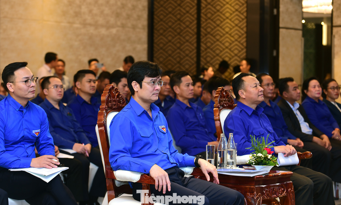 Anh Bùi Quang Huy và anh Monxay Laomuasong dự lễ khai mạc. Ảnh: Xuân Tùng