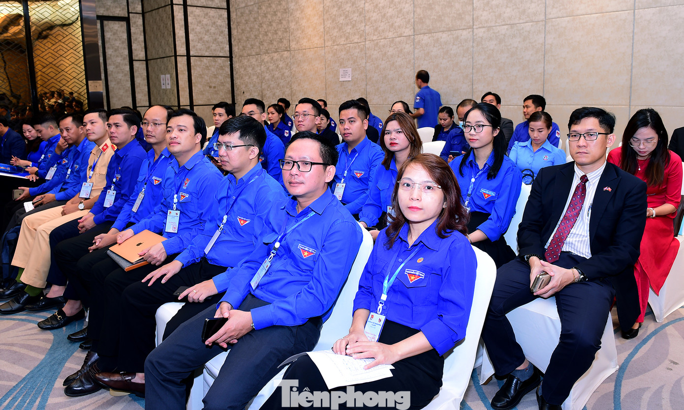 Đại biểu thanh niên hai nước Việt Nam và Lào tham dự chương trình. Ảnh: Xuân Tùng