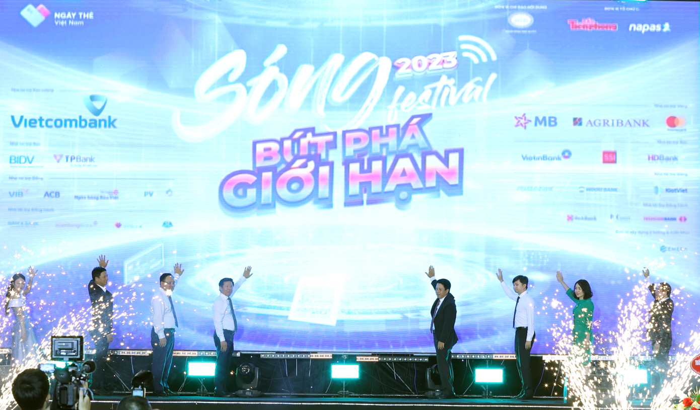 Các đại biểu thực hiện nghi thức khai mạc 'Sóng Festival 2023', với chủ đề "Bứt phá giới hạn". Ảnh: Trọng Tài - Xuân Tùng - Duy Phạm Các đại biểu thực hiện nghi thức khai mạc 'Sóng Festival 2023', với chủ đề "Bứt phá giới hạn". Ảnh: Trọng Tài - Xuân Tùng - Duy Phạm