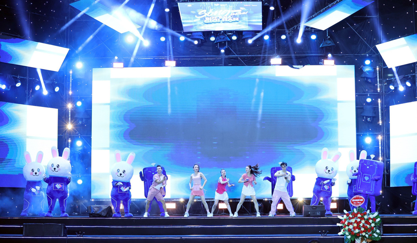 Các tiết mục nghệ thuật biểu diễn trong chương trình. Ảnh: Trọng Tài - Duy Phạm Các tiết mục nghệ thuật biểu diễn trong chương trình. Ảnh: Trọng Tài - Duy Phạm