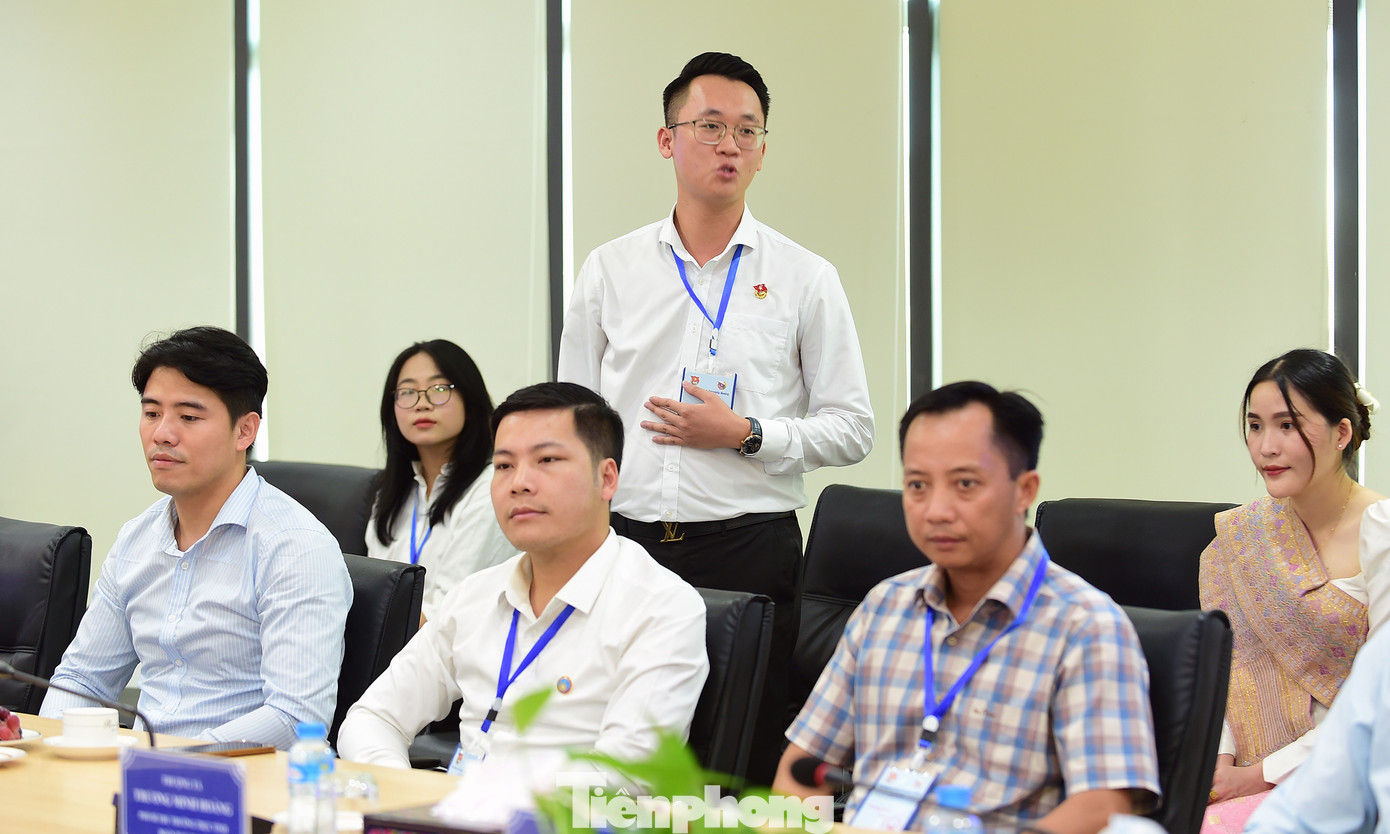 Anh Phạm Gia Bách - Chuyên viên Ban Phong trào Tỉnh Đoàn Lào Cai, quan tâm đến những cơ hội và thách thức hiện nay của công ty. Ảnh: Xuân Tùng