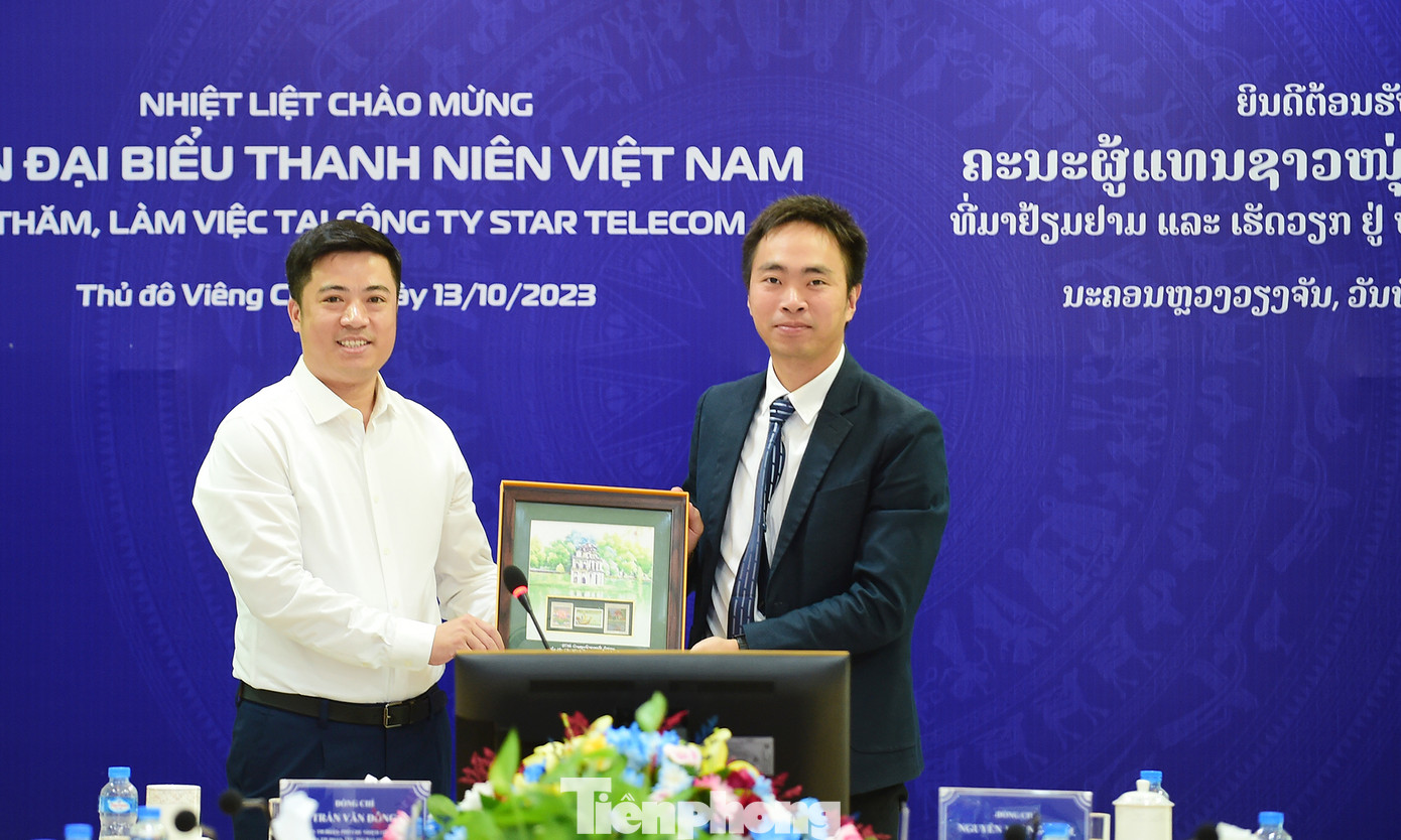 Trưởng đoàn đại biểu thanh niên Trần Văn Đông tặng quà lưu niệm ông Nguyễn Hoàng Minh tại chương trình. Ảnh: Xuân Tùng