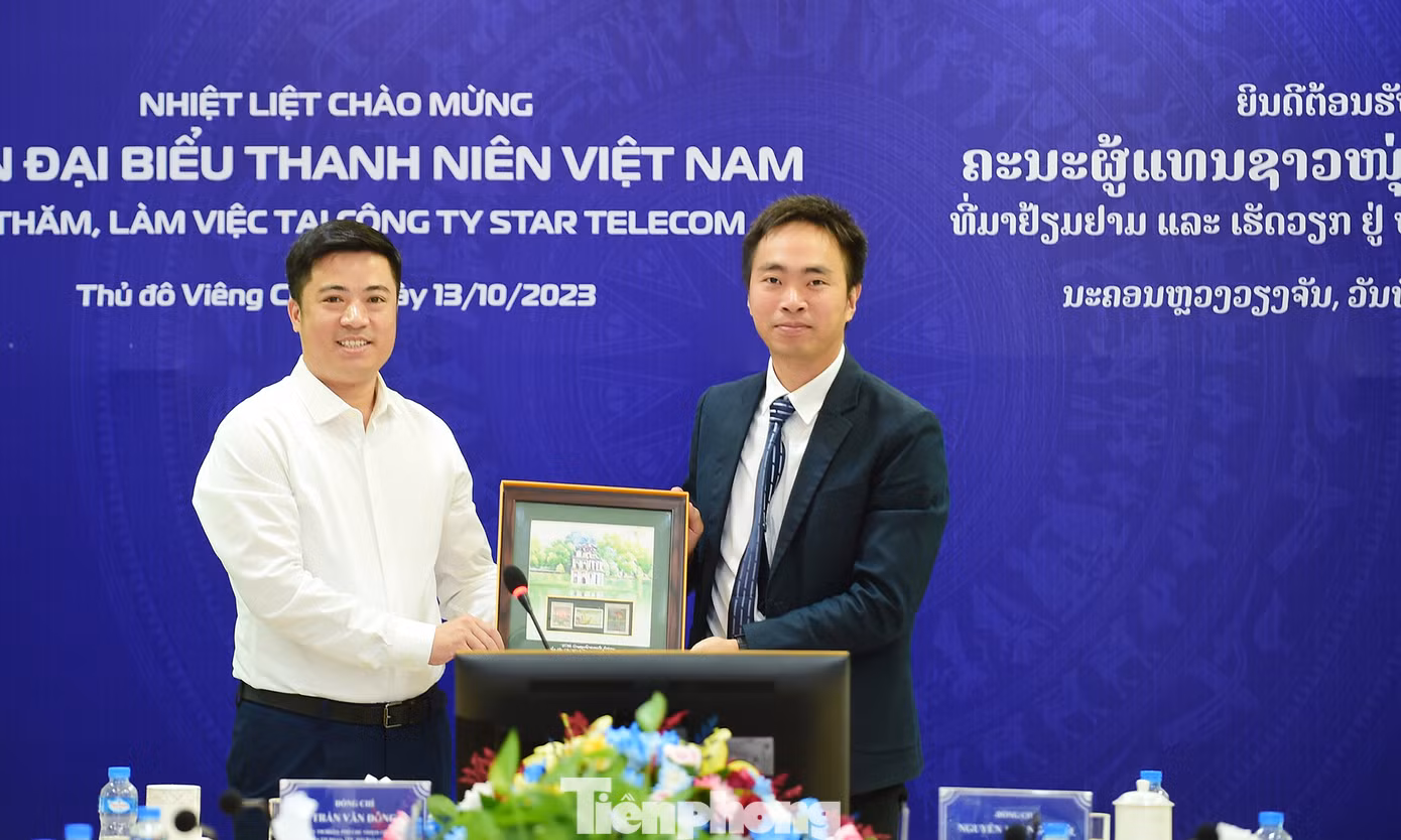 Trưởng đoàn đại biểu thanh niên Trần Văn Đông tặng quà lưu niệm ông Nguyễn Hoàng Minh tại chương trình. Ảnh: Xuân Tùng Trưởng đoàn đại biểu thanh niên Trần Văn Đông tặng quà lưu niệm ông Nguyễn Hoàng Minh tại chương trình. Ảnh: Xuân Tùng