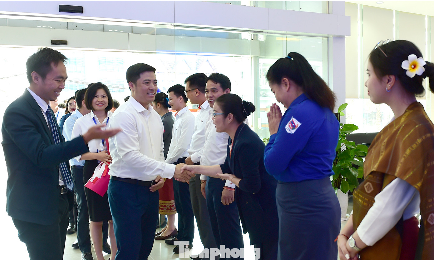 Đoàn đại biểu thanh niên Việt Nam thăm và làm việc tại Công ty Star Telecom thương hiệu Unitel. Ảnh: Xuân Tùng