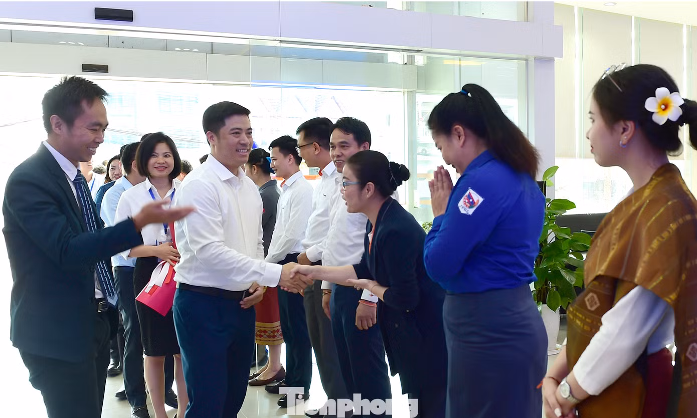 Đoàn đại biểu thanh niên Việt Nam thăm và làm việc tại Công ty Star Telecom thương hiệu Unitel. Ảnh: Xuân Tùng Đoàn đại biểu thanh niên Việt Nam thăm và làm việc tại Công ty Star Telecom thương hiệu Unitel. Ảnh: Xuân Tùng