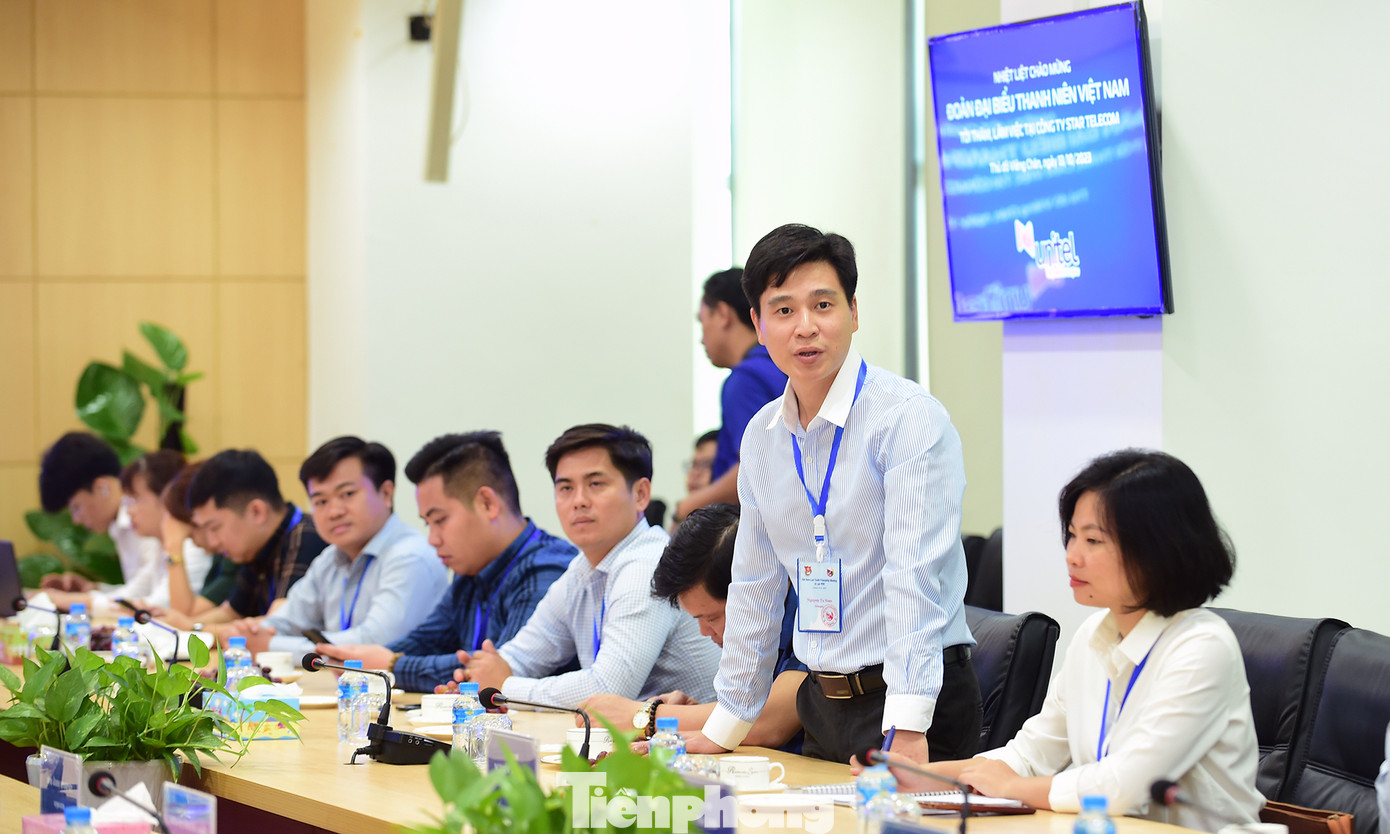 Anh Nguyễn Tử Nam - Trưởng Ban Phong trào, Tỉnh Đoàn Ninh Bình, bày tỏ quan tâm các hoạt động hỗ trợ thanh niên khởi nghiệp, phát triển kinh tế của Unitel. Ảnh: Xuân Tùng