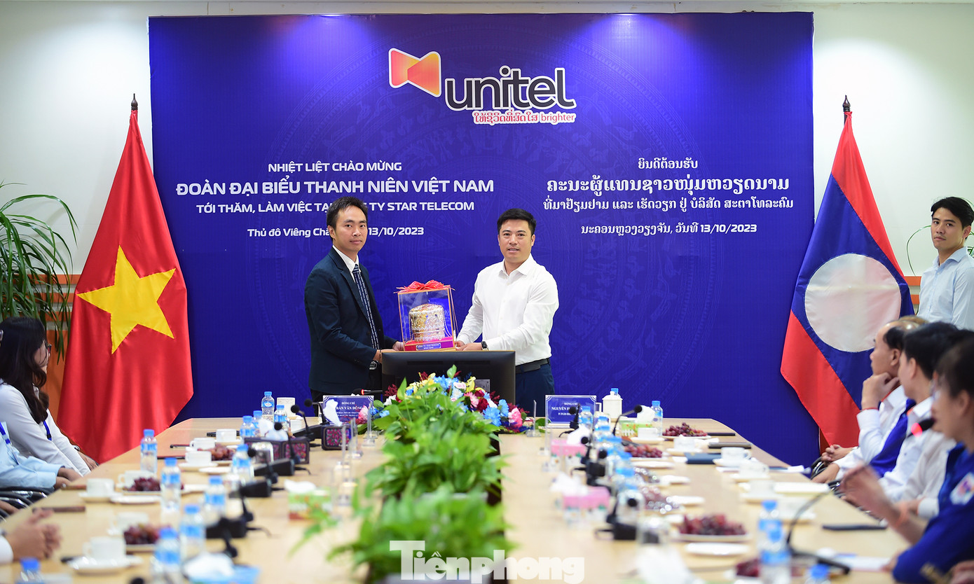 Ông Nguyễn Hoàng Minh tặng quà lưu niệm Trưởng đoàn đại biểu thanh niên Trần Văn Đông tại chương trình. Ảnh: Xuân Tùng