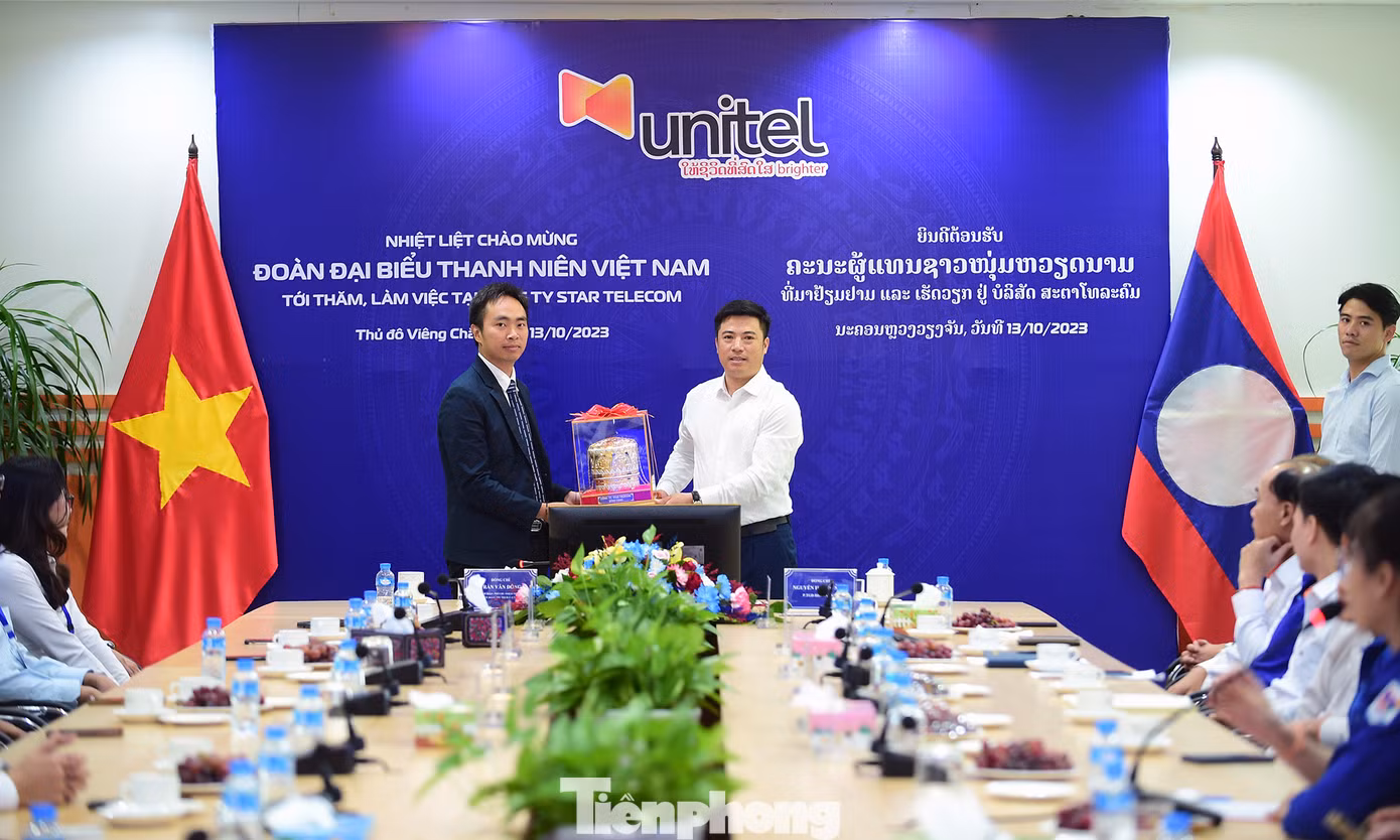Ông Nguyễn Hoàng Minh tặng quà lưu niệm Trưởng đoàn đại biểu thanh niên Trần Văn Đông tại chương trình. Ảnh: Xuân Tùng Ông Nguyễn Hoàng Minh tặng quà lưu niệm Trưởng đoàn đại biểu thanh niên Trần Văn Đông tại chương trình. Ảnh: Xuân Tùng