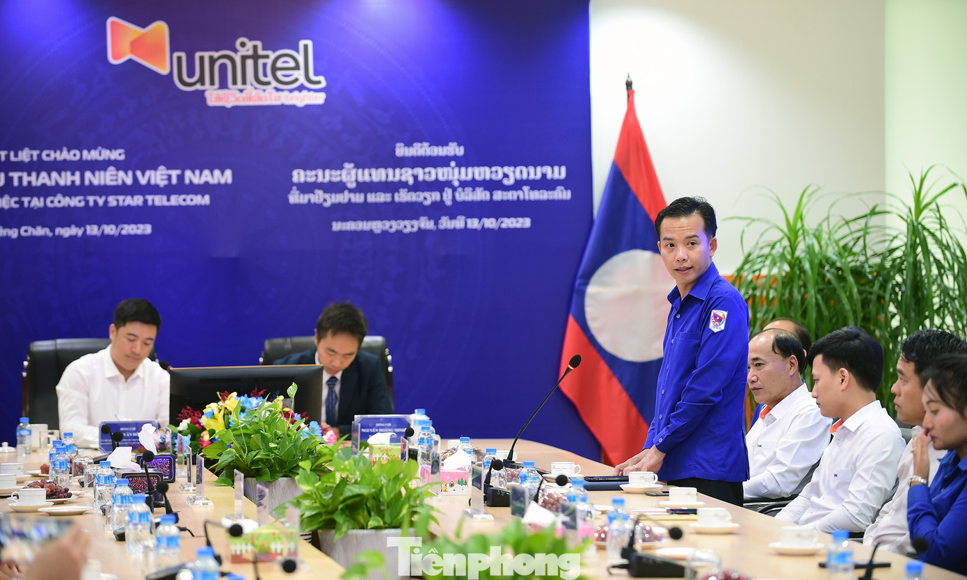 Đại diện Đoàn Thanh niên công ty chia sẻ về hoạt động, phong trào đồng hành hỗ trợ đoàn viên, thanh niên. Ảnh: Xuân Tùng