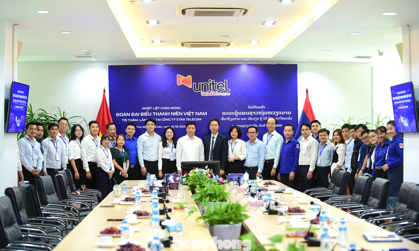 Các đại biểu thanh niên hai nước chụp ảnh với lãnh đạo công ty. Ảnh: Xuân Tùng