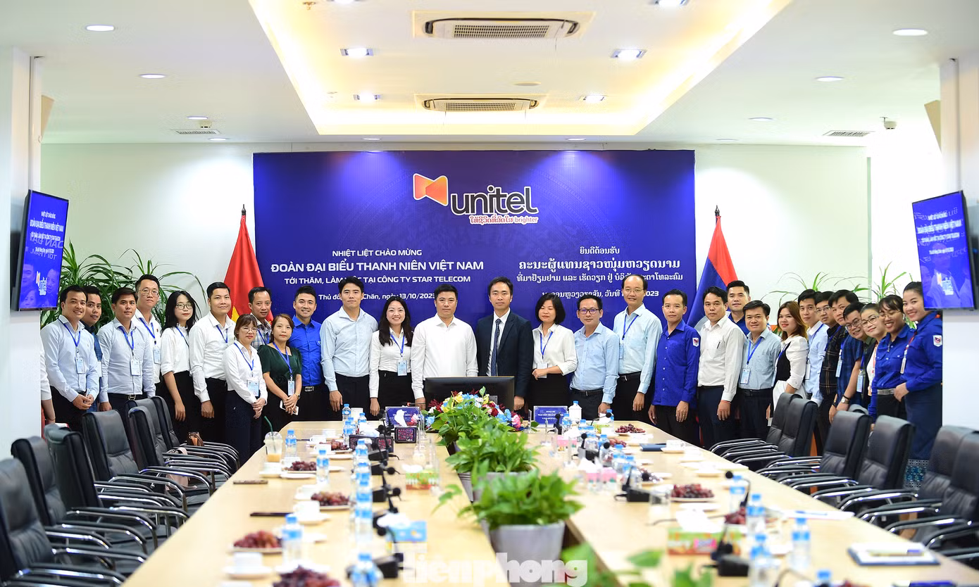 Các đại biểu thanh niên hai nước chụp ảnh với lãnh đạo công ty. Ảnh: Xuân Tùng Các đại biểu thanh niên hai nước chụp ảnh với lãnh đạo công ty. Ảnh: Xuân Tùng