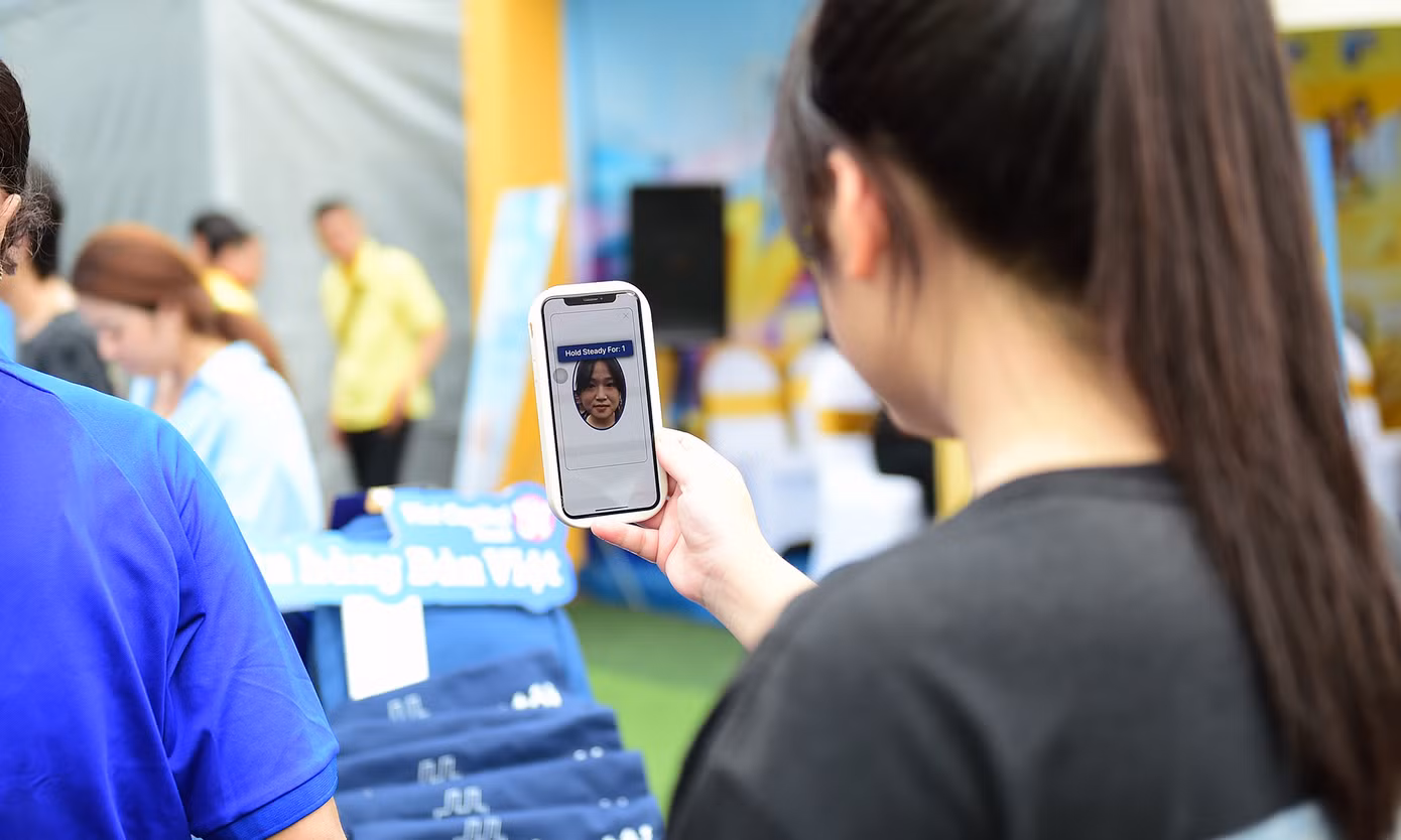 Các bạn trẻ tham gia check-in tại các gian hàng và nhận được những phần quà thú vị.