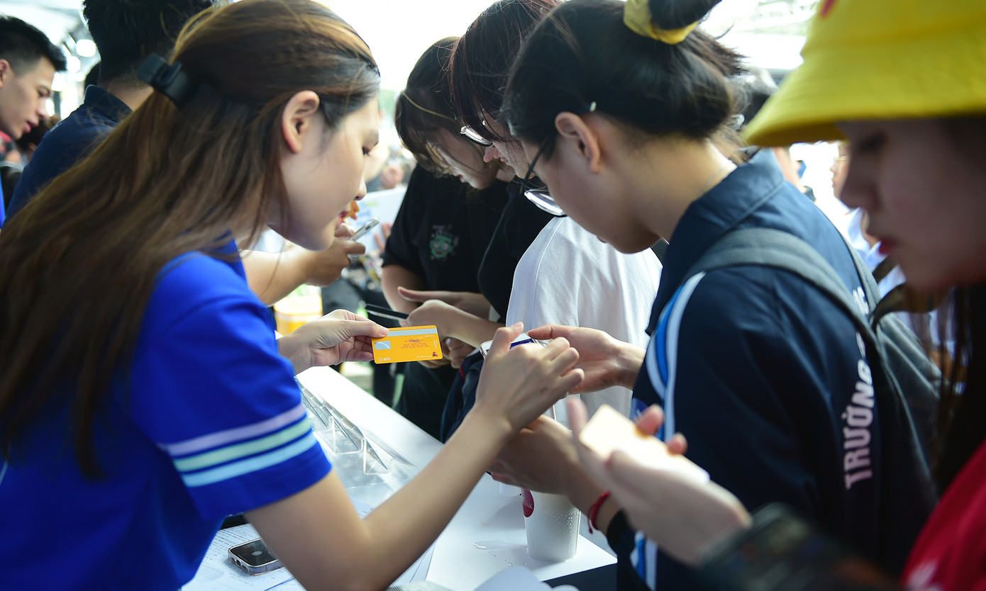 Nhiều bạn đã đăng ký mở tài khoản tại các gian hàng. Ảnh: Xuân Tùng Nhiều bạn đã đăng ký mở tài khoản tại các gian hàng. Ảnh: Xuân Tùng