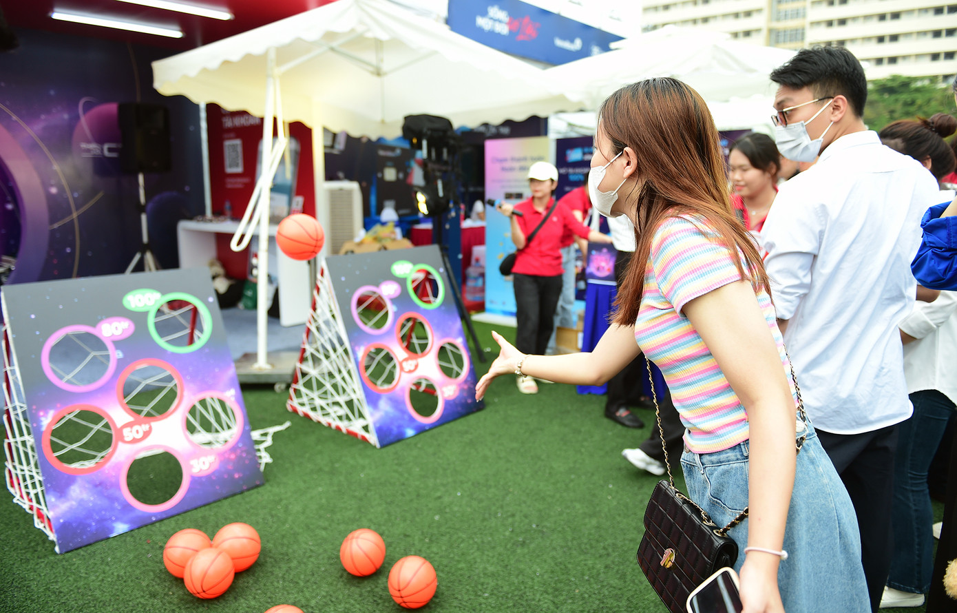Bên cạnh các hoạt động trải nghiệm công nghệ, một số gian hàng có trò chơi vận động sôi nổi. Ảnh: Xuân Tùng Bên cạnh các hoạt động trải nghiệm công nghệ, một số gian hàng có trò chơi vận động sôi nổi. Ảnh: Xuân Tùng