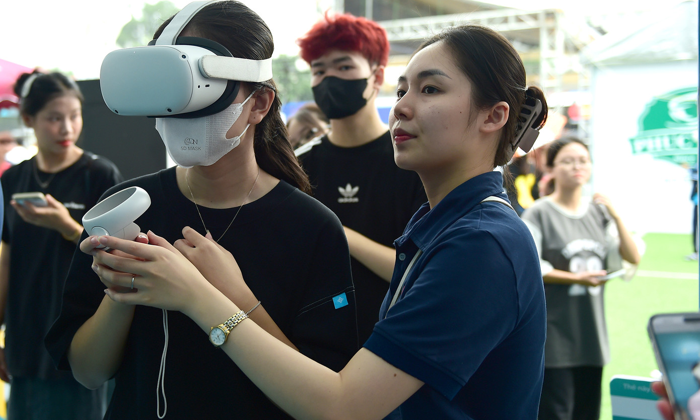 Các bạn sinh viên trải nghiệm công nghệ thực tế ảo tại gian hàng BIDV. Ảnh: Xuân Tùng Các bạn sinh viên trải nghiệm công nghệ thực tế ảo tại gian hàng BIDV. Ảnh: Xuân Tùng