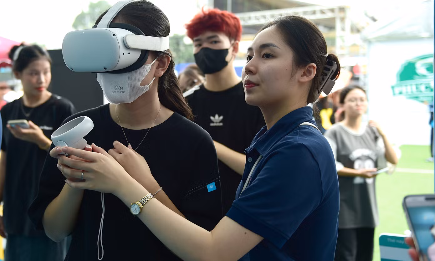 Các bạn sinh viên trải nghiệm công nghệ thực tế ảo tại gian hàng BIDV. Ảnh: Xuân Tùng