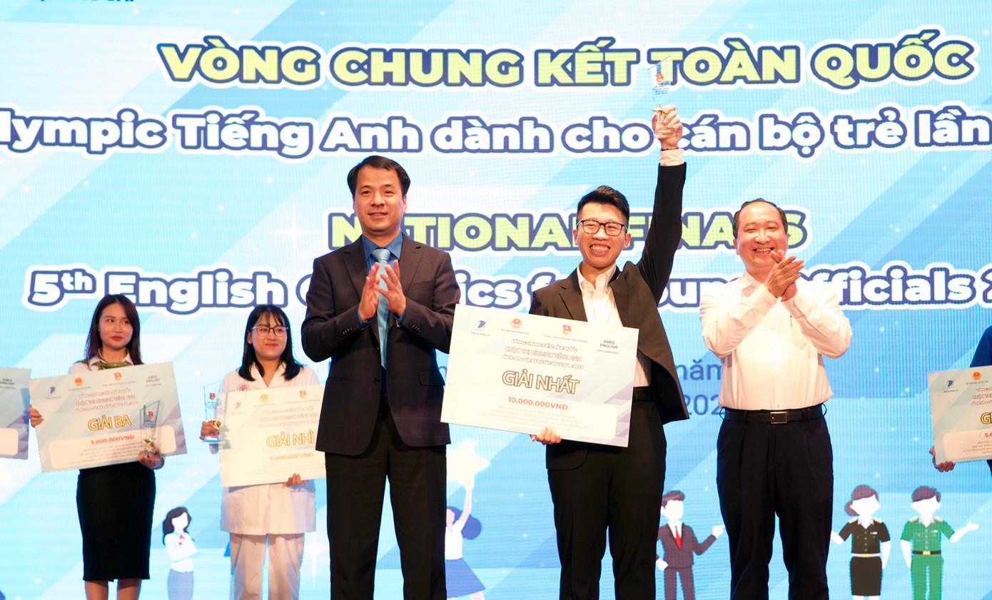 Bí thư T.Ư Đoàn Ngô Văn Cương (ngoài cùng bên trái) cùng lãnh đạo Ban Dân vận T.Ư trao giải Nhất cho thí sinh Phạm Việt Cường. Bí thư T.Ư Đoàn Ngô Văn Cương (ngoài cùng bên trái) cùng lãnh đạo Ban Dân vận T.Ư trao giải Nhất cho thí sinh Phạm Việt Cường.