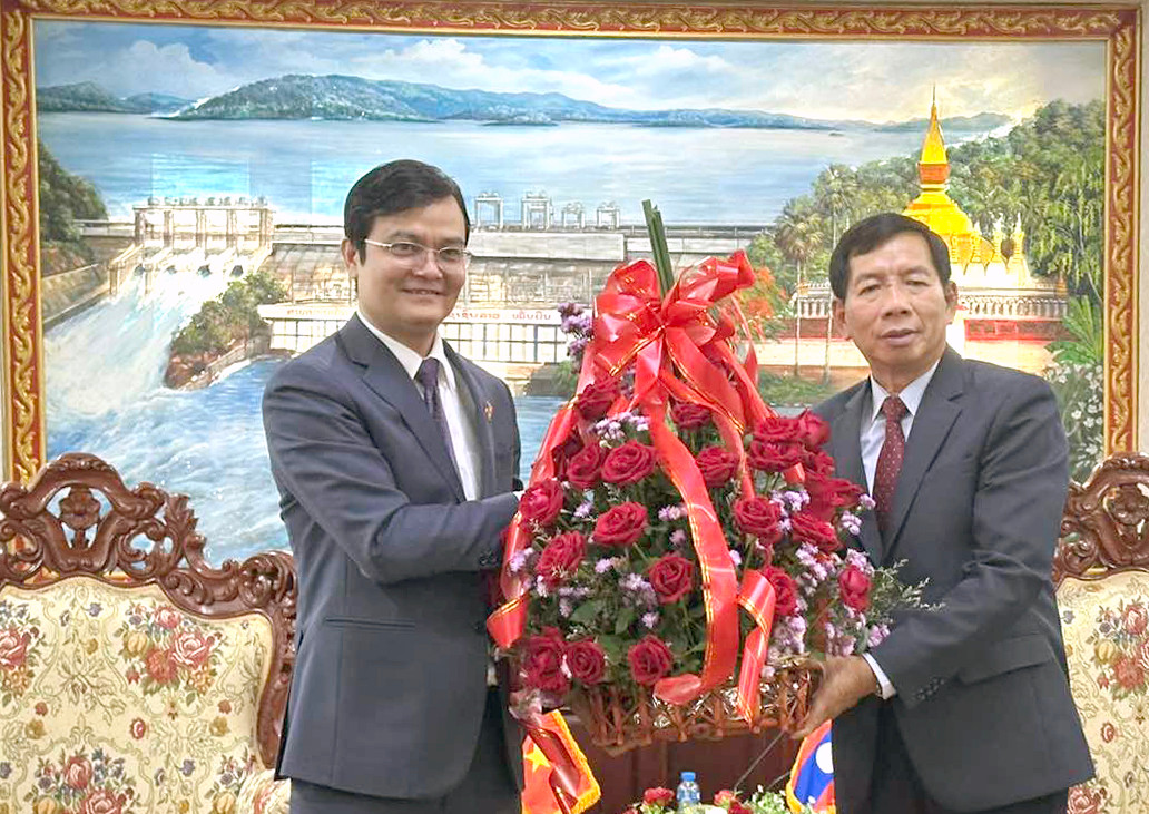 Bí thư thứ nhất T.Ư Đoàn TNCS Hồ Chí Minh Bùi Quang Huy tặng hoa Bí thư, Tỉnh trưởng tỉnh Viêng Chăn Khamphan Sitthidampha. Ảnh: CTV Bí thư thứ nhất T.Ư Đoàn TNCS Hồ Chí Minh Bùi Quang Huy tặng hoa Bí thư, Tỉnh trưởng tỉnh Viêng Chăn Khamphan Sitthidampha. Ảnh: CTV