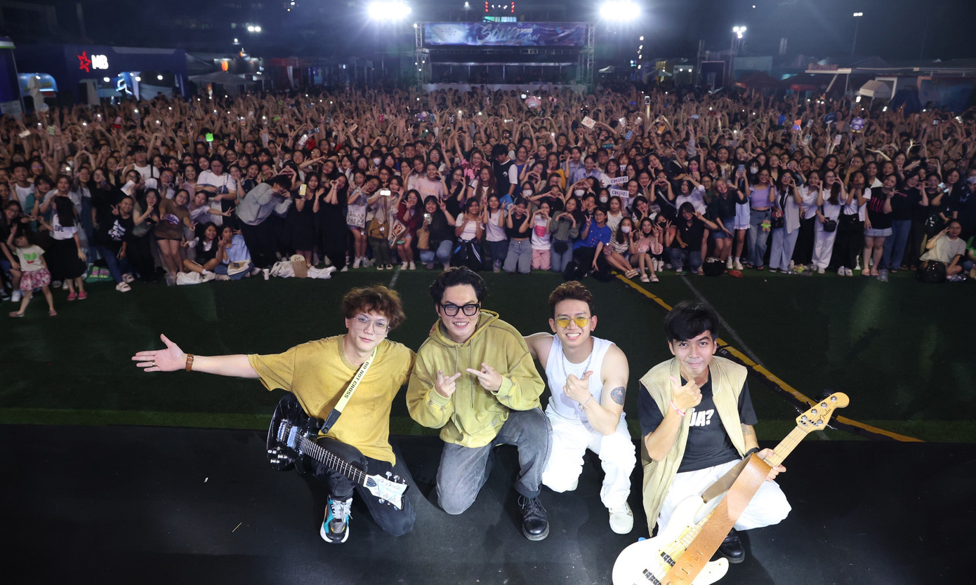 Nhóm nhạc Chillies khép lại đêm diễn đầy cảm xúc. Giọng ca chính Duy Khang cùng với các thành viên trong nhóm không làm khán giả thất vọng với những bản hit như Trên những đám mây, Vùng ký ức...