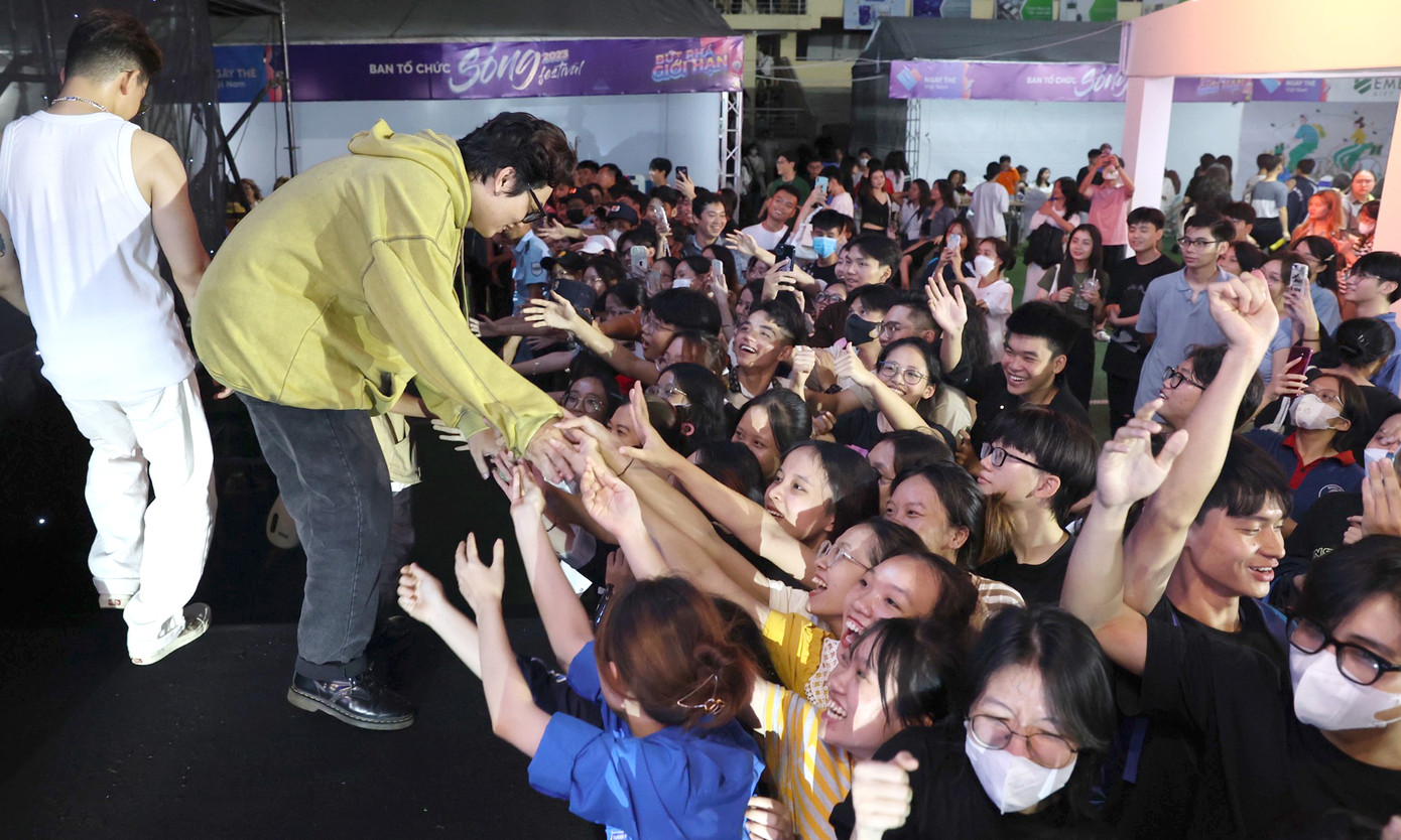 Nhóm nhạc Chillies khép lại đêm diễn đầy cảm xúc. Giọng ca chính Duy Khang cùng với các thành viên trong nhóm không làm khán giả thất vọng với những bản hit như Trên những đám mây, Vùng ký ức...