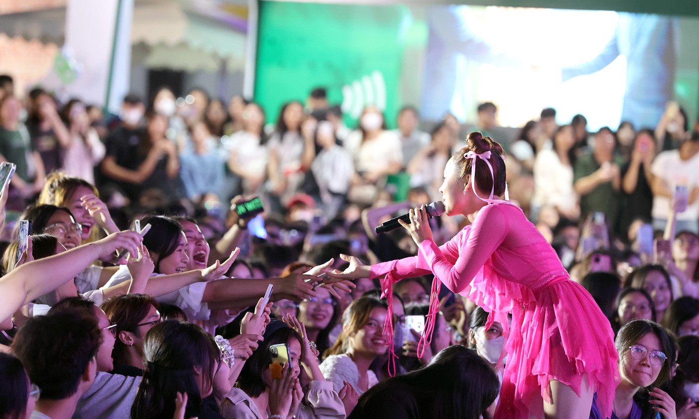 Ngô Lan Hương tiếp tục khuấy động bầu không khí Ngày Thẻ Việt Nam 2023 - 'Sóng Festival' với bản hit Anh có muốn đưa em về không. "Với chương trình dành cho sinh viên, tôi chọn màu sắc âm nhạc phù hợp với giới trẻ. Các ca khúc Hương chọn để hát ở Ngày Thẻ Việt Nam 2023 - 'Sóng Festival' đều có chủ đề về tình yêu đôi lứa, thể hiện bằng bản phối mới phù hợp với khán giả trẻ", nữ ca sĩ chia sẻ.