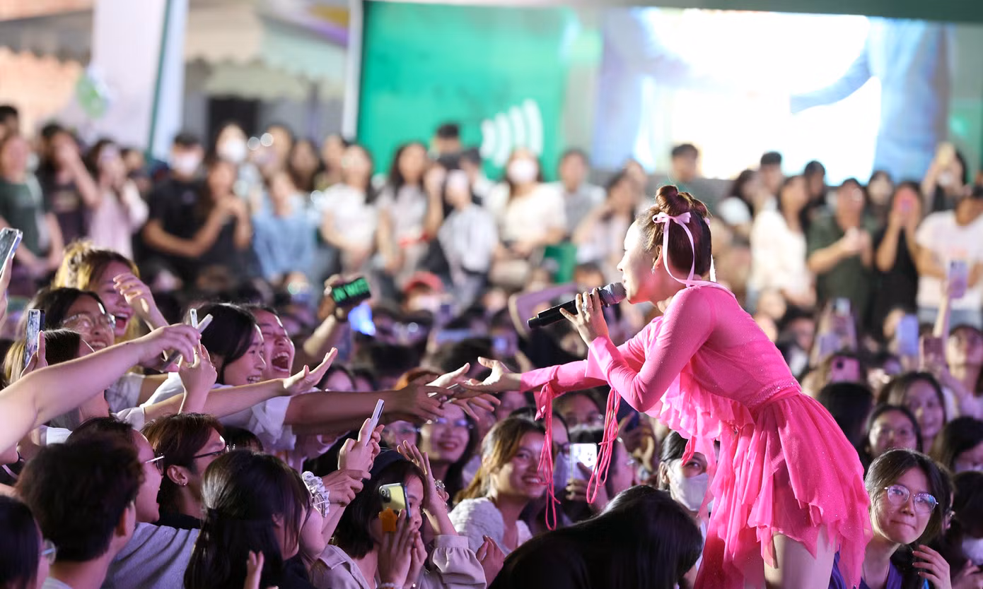 Ngô Lan Hương tiếp tục khuấy động bầu không khí Ngày Thẻ Việt Nam 2023 - 'Sóng Festival' với bản hit Anh có muốn đưa em về không. "Với chương trình dành cho sinh viên, tôi chọn màu sắc âm nhạc phù hợp với giới trẻ. Các ca khúc Hương chọn để hát ở Ngày Thẻ Việt Nam 2023 - 'Sóng Festival' đều có chủ đề về tình yêu đôi lứa, thể hiện bằng bản phối mới phù hợp với khán giả trẻ", nữ ca sĩ chia sẻ.